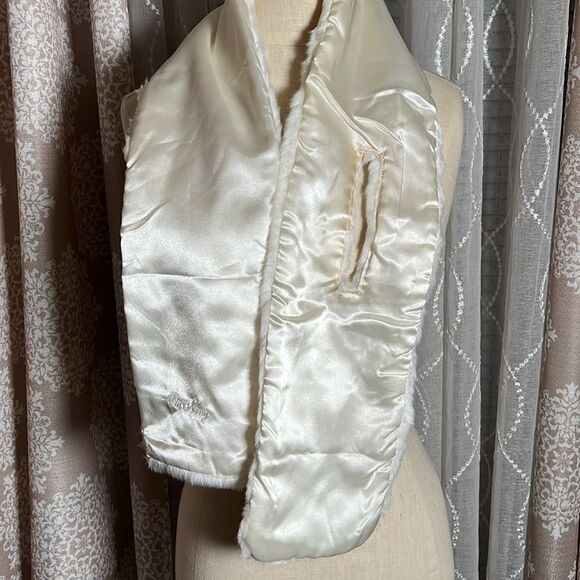 Old Navy  faux fur scarf. - Picture 3 of 4